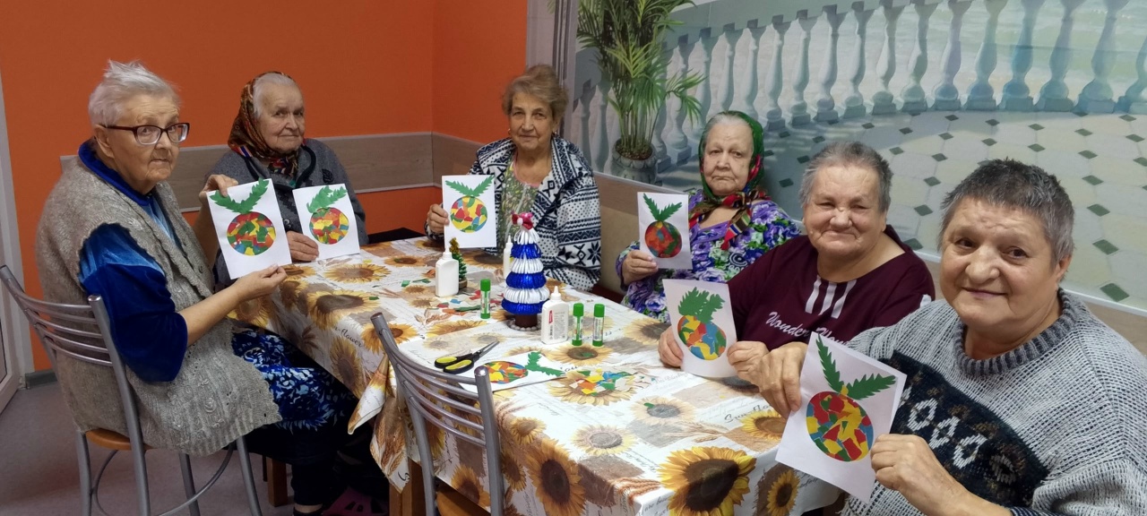  Сегодня в стационарном отделении для граждан пожилого возраста и инвалидов состоялся творческий мастер‑класс по обрывной аппликации