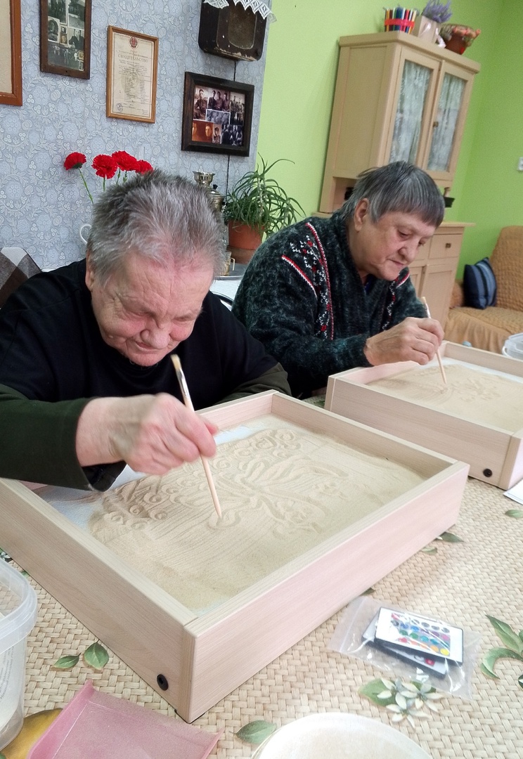  В рамках программы "Волшебный мир песка" с получателями социальных услуг прошло творческое занятие по рисованию песком на световых планшетах.