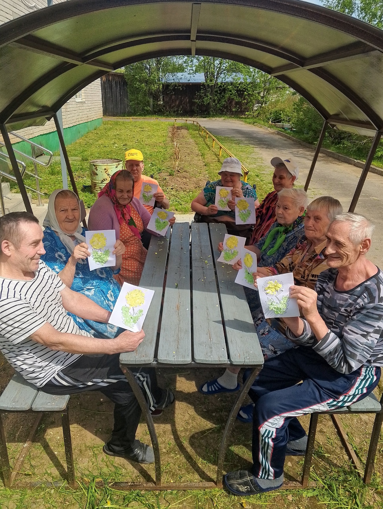  Сегодня в стационарном отделении для граждан пожилого возраста и инвалидов прошло творческое занятие по аппликации "Одуванчик"