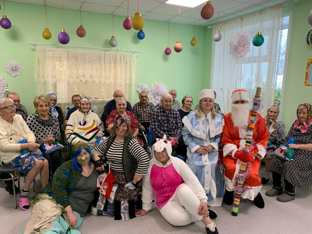 В стационарном отделении для граждан пожилого возраста и инвалидов прошло представление "Новогодние чудеса возле ёлки"