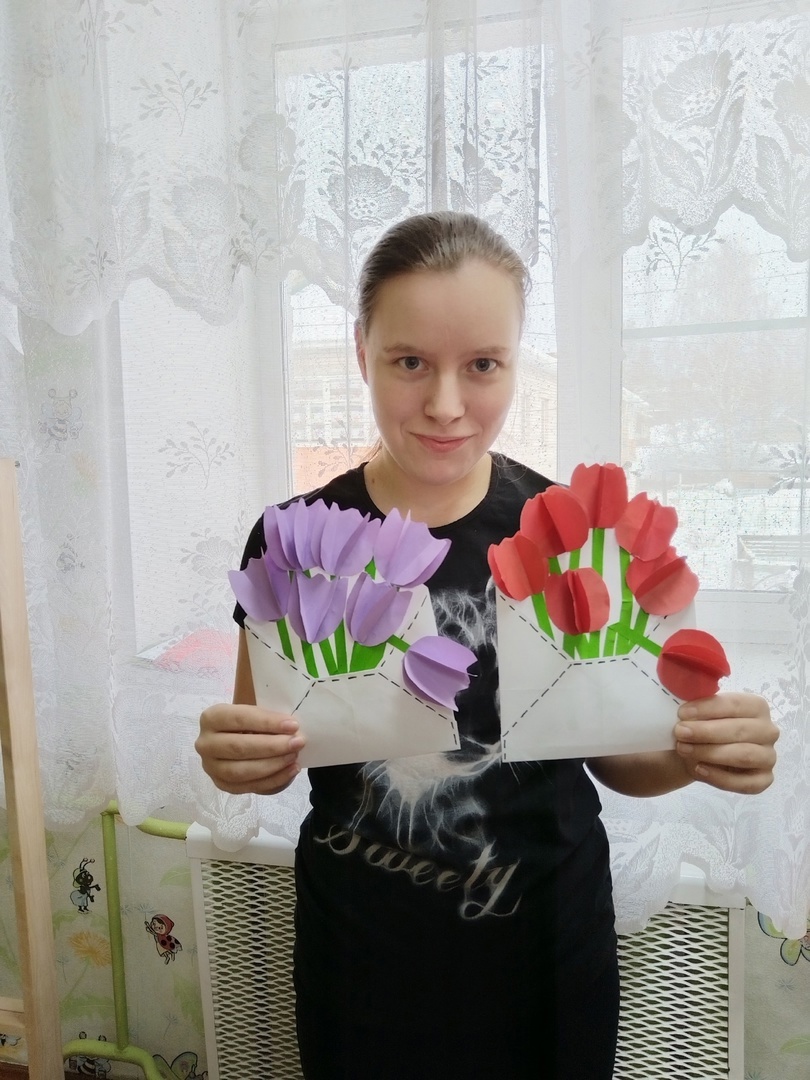 В комплексном центре ежедневно проводятся реабилитационные занятия с получателями социальных услуг. Большое внимание уделяется развитию индивидуальных способностей. Молодые ребята и девушки под руководством специалиста осваивают новые техники декоративно-