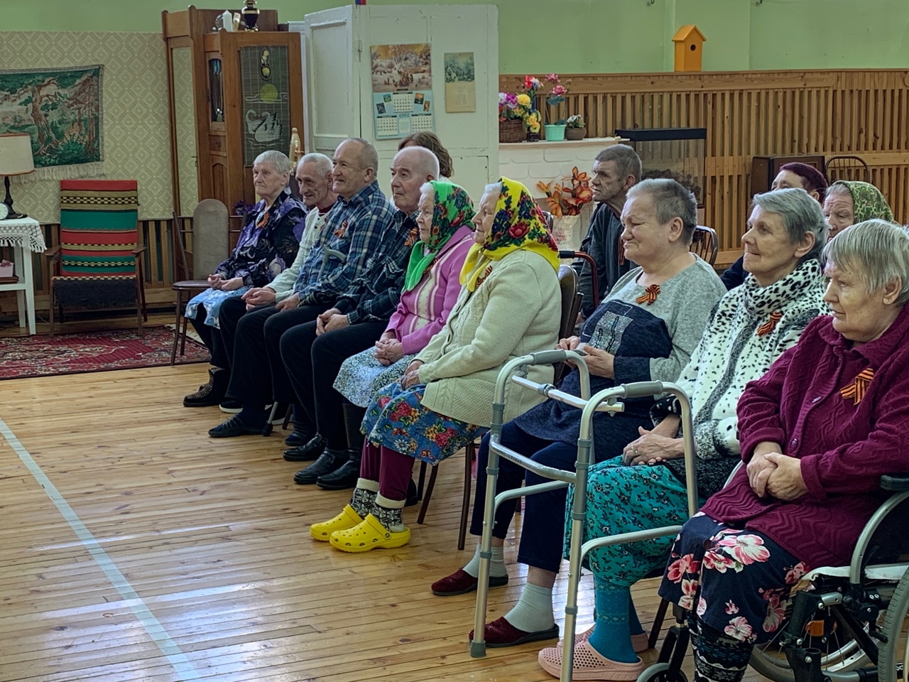 Ансамбли "Ритм души" и "Сияние" выступили с концертной программой "Согреть своим сердцем" для получателей услуг стационарного отделения