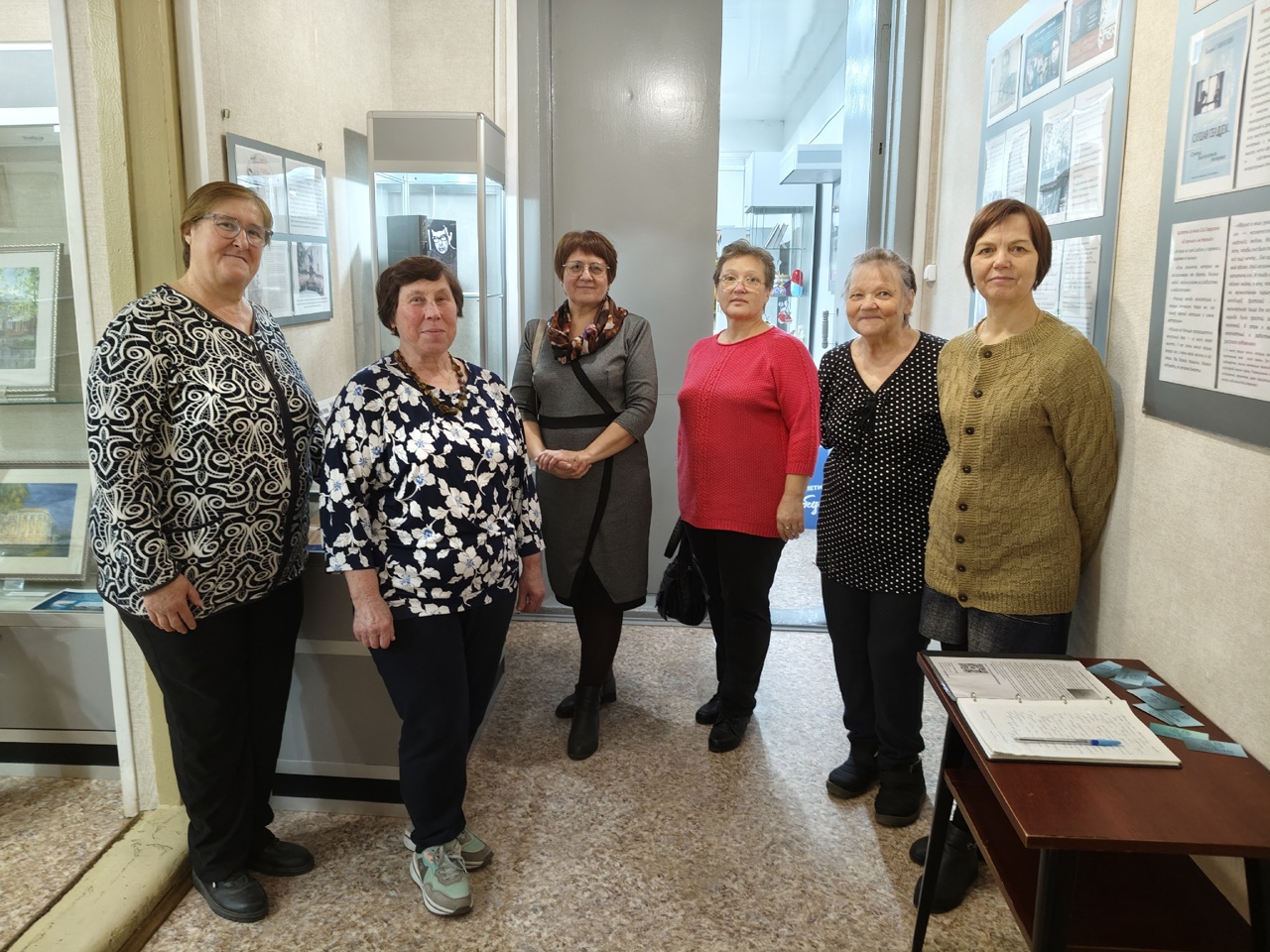 Любители музыки и живописи продолжают знакомиться с выставкой сестёр Шашериных "Все в жизни музыка"