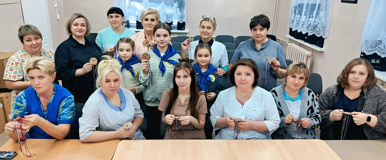 8 ноября руководитель волонтёрского отряда "ЮНОСТЬ" Елена Игнатьевская совместно с волонтерами провели мастер-класс по плетению браслетов дружбы для медицинского персонала Тарногской ЦРБ