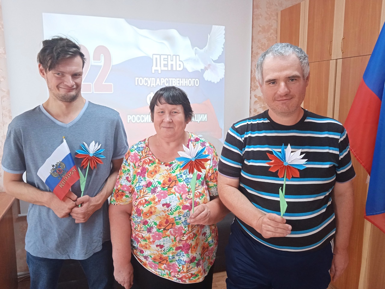 Сегодня мы празднуем день одного из главных символов страны — российского триколора