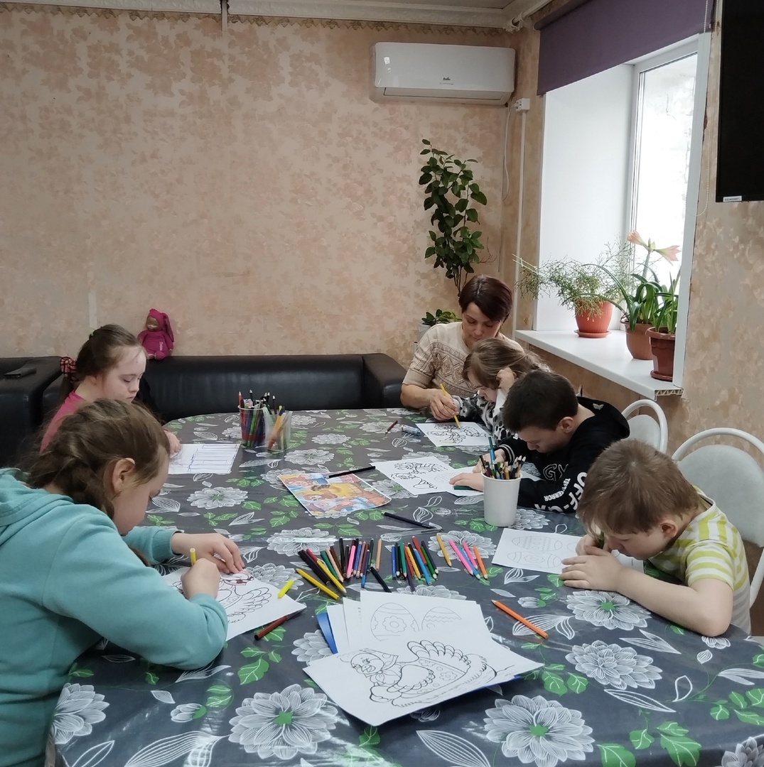 В группе кратковременного пребывания специалисты комплексного центра приобщают детей к театрализованной деятельности, одному из самых распространенных видов детского творчества. Еженедельно проходят занятия кружка "Сказка на ладошке"