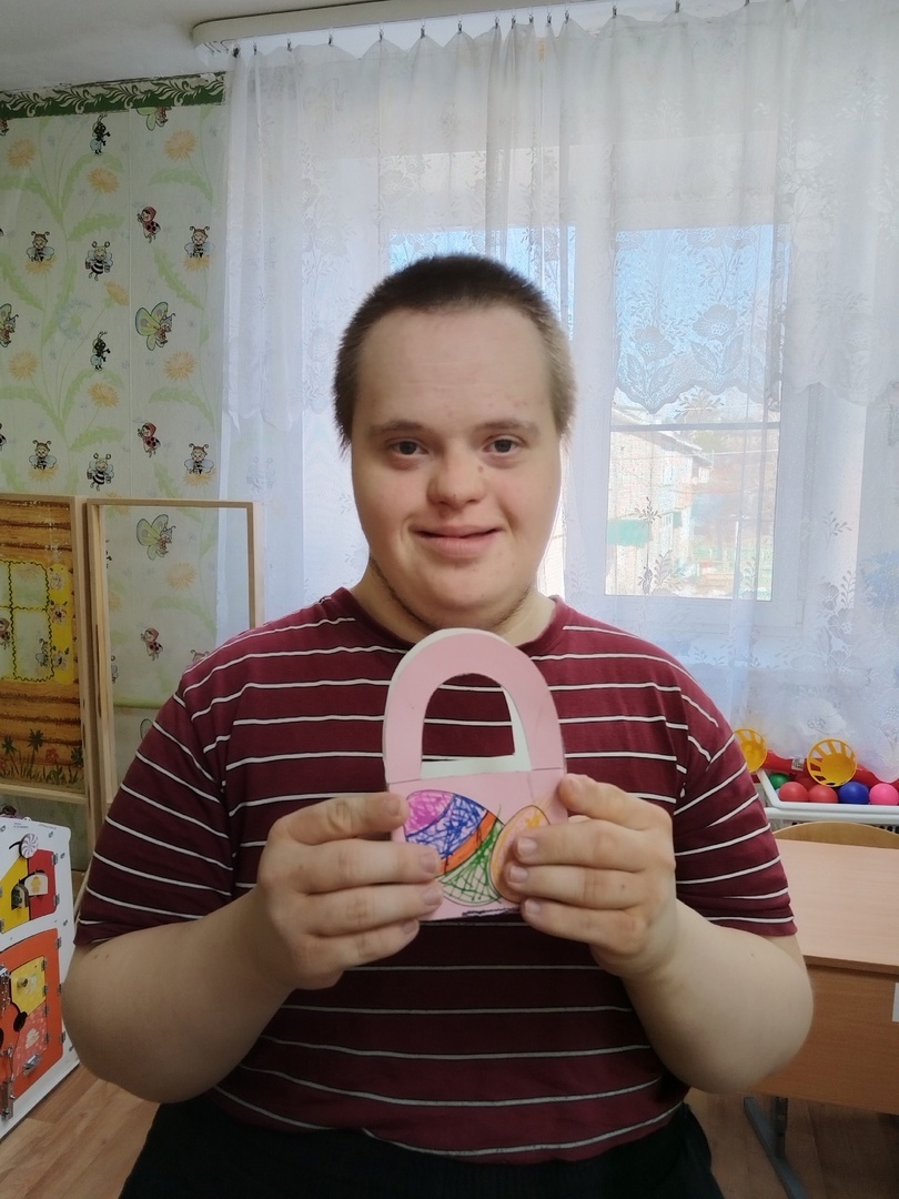 Ежедневно в комплексном центре проходят индивидуальные творческие занятия по рисованию, лепке, рукоделию для молодых людей с ограниченными возможностями здоровья