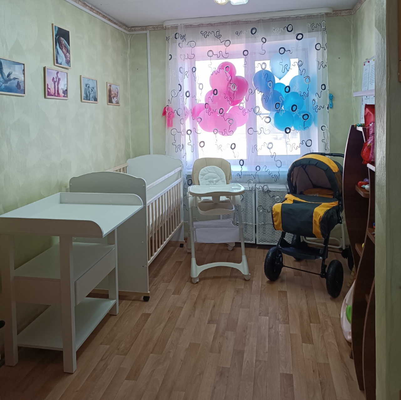 На базе отделения срочного социального обслуживания комплексного центра Тарногского района работает пункт проката предметов первой необходимости для новорожденных детей.  Здесь можно совершенно бесплатно взять во временное пользование вещи для малышей.