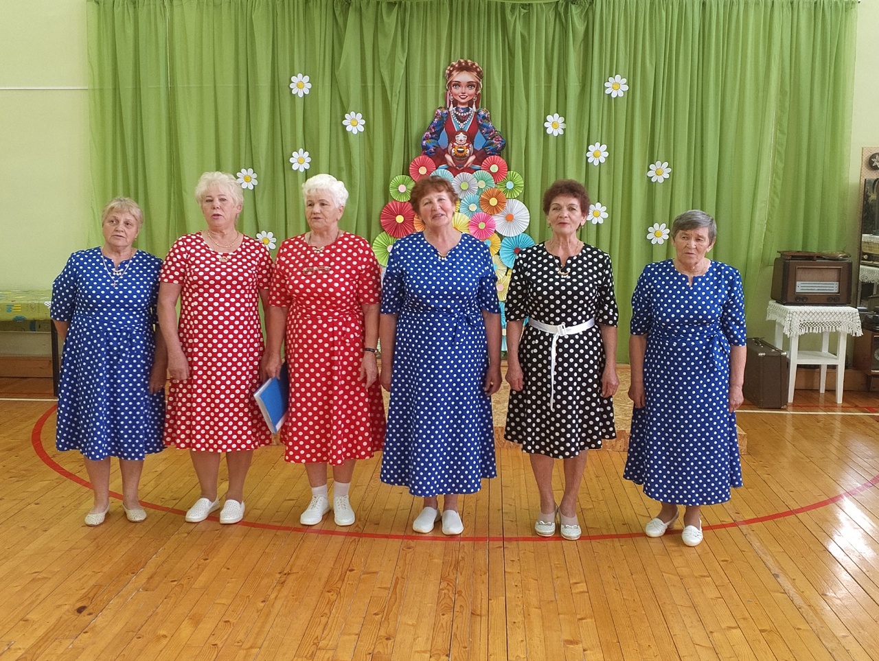 Сегодня в стационарном отделении для граждан пожилого возраста и инвалидов прошло замечательное событие, которое стало настоящим праздником для получателей социальных услуг - концерт, посвященный Дню Семьи, Любви и Верности