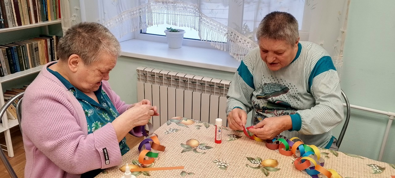 В рамках декады инвалидов в стационарном отделении для граждан пожилого возраста и инвалидов прошло творческое занятие по изготовлению новогодней гирлянды.