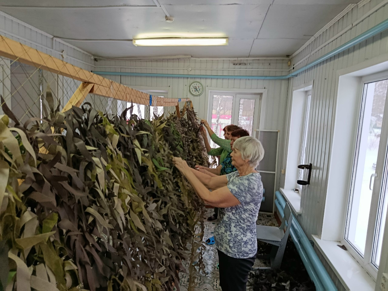 Ежедневно активные посетители и волонтеры Центра активного долголетия при Комплексном центре заняты благородным делом — плетением маскировочных сетей для наших героев на специальной военной операции .