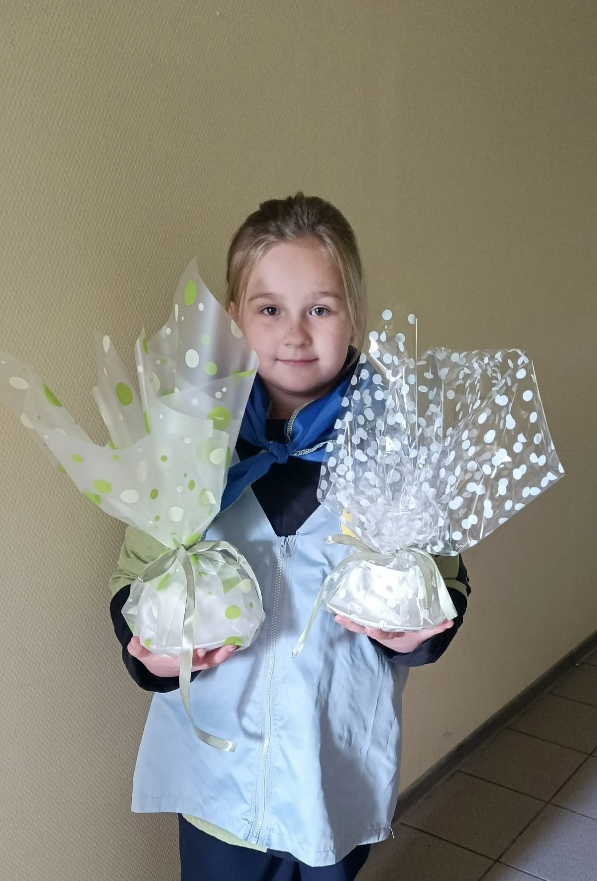 В Международный день пожилых людей волонтеры отряда "Юность" поздравили ветеранов труда БУ СО ВО "КЦСОН Тарногского района" и вручили старшим наставникам памятные сувениры с искренним уважением и заботой, как личный знак внимания и словами благодарности з