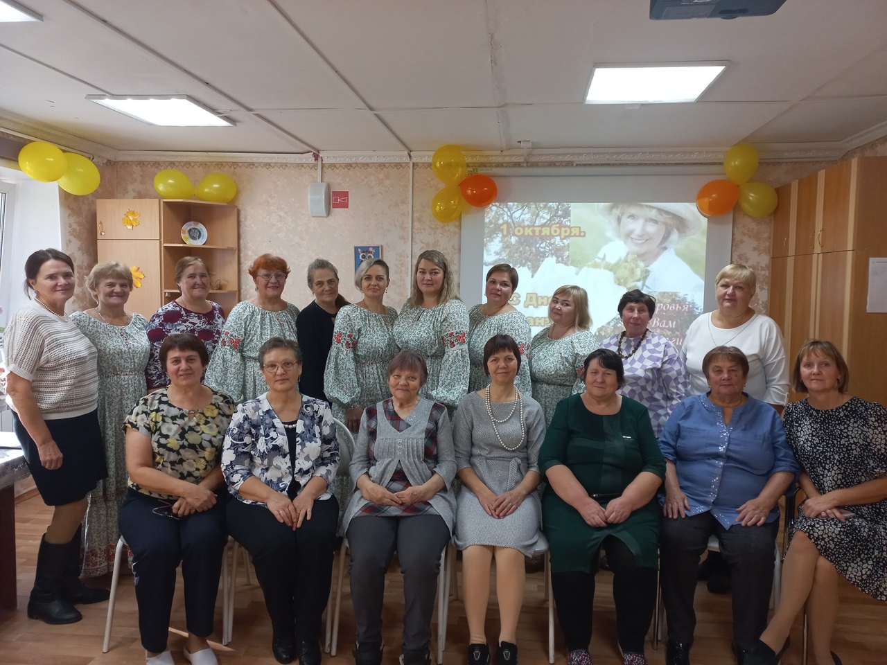 Замечательный концерт подарил ансамбль «Росстань» получателям услуг реабилитационного отделения в честь праздника мудрости и уважения