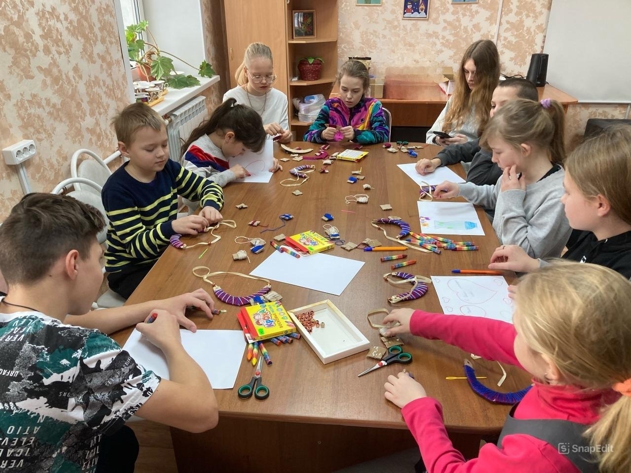 Специалисты отделения социального сопровождения семей организовали работу клуба замещающих семей «Родительская беседка». Проведение мастер класса в преддверии праздника стало нашей традицией.