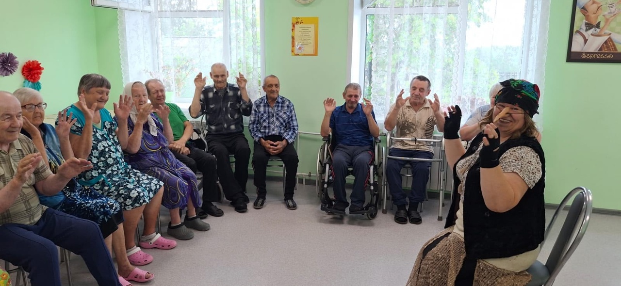 В преддверии Дня физкультурника, в стационарном отделении для граждан пожилого возраста и инвалидов прошло спортивно-развлекательное мероприятие с Бабой Ягой 