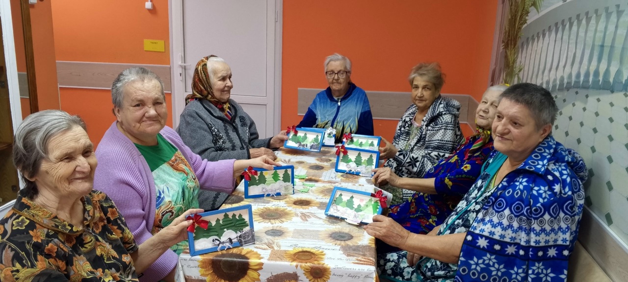 В рамках декады инвалидов получатели социальных услуг стационарного отделения с огромной радостью изготовили новогодние композиции в технике "Аппликация в коробке", чем приблизили атмосферу приближающегося праздника.
