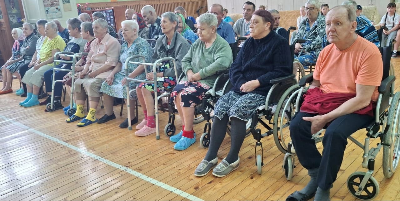 В предверии замечательного праздника Дня России коллективы и солисты ТЦКР под руководством Дружининской Марины Ивановны выступили с концертной программой «С любовью к России» перед получателями социальных услуг стационарного отделения.