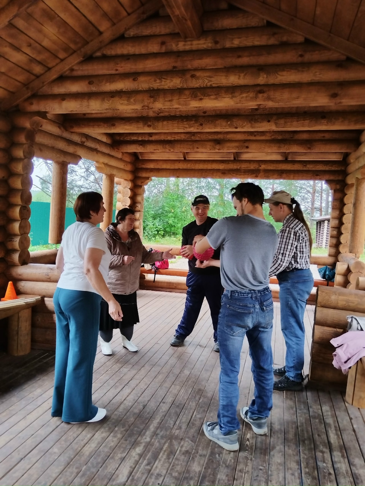 8 августа, участники клуба "Равные возможности" социально-реабилитационного отделения приняли участие в спортивной программе