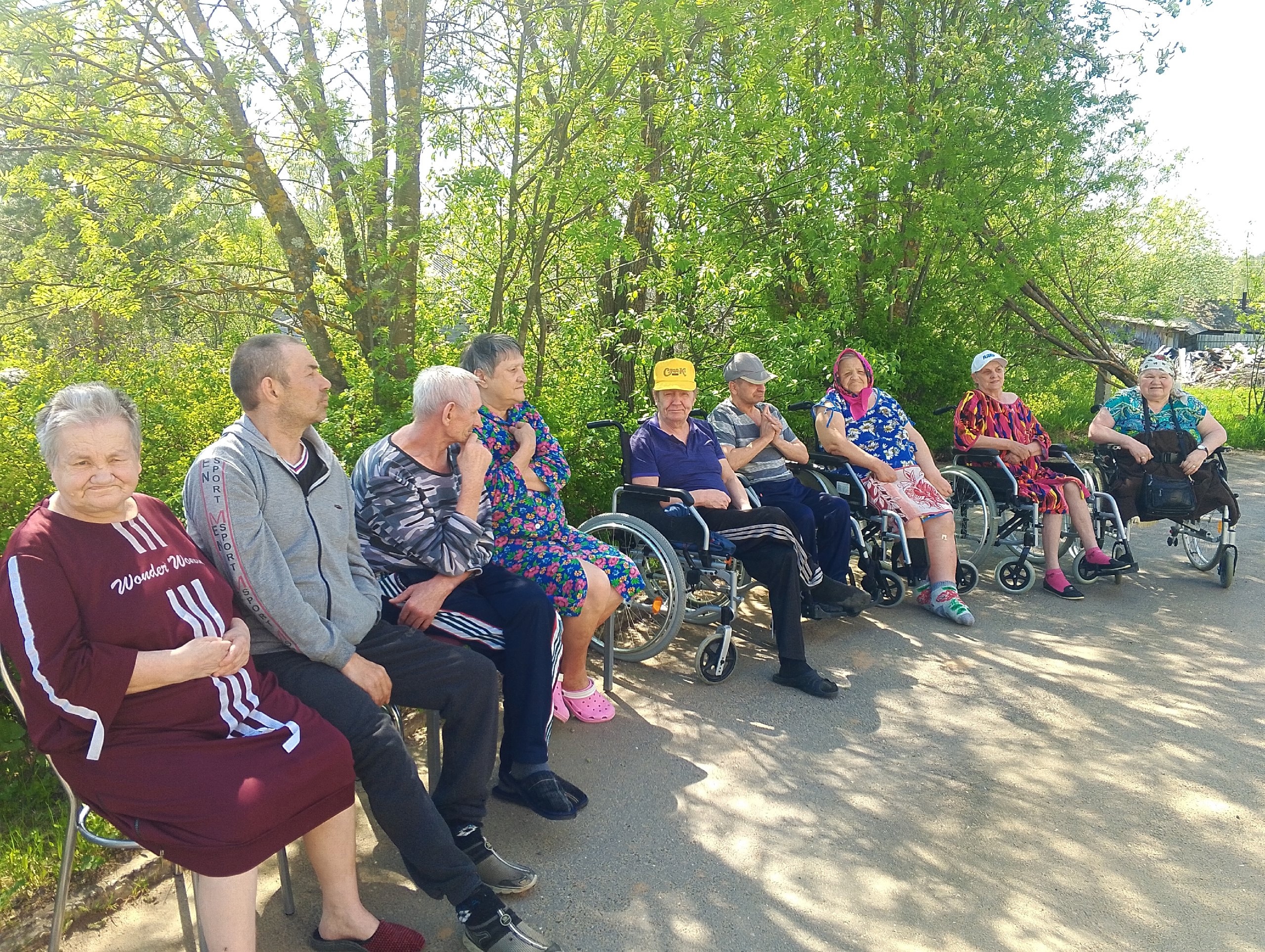 Сегодня в стационарном отделении для граждан пожилого возраста и инвалидов прошел информационный час на свежем воздухе.