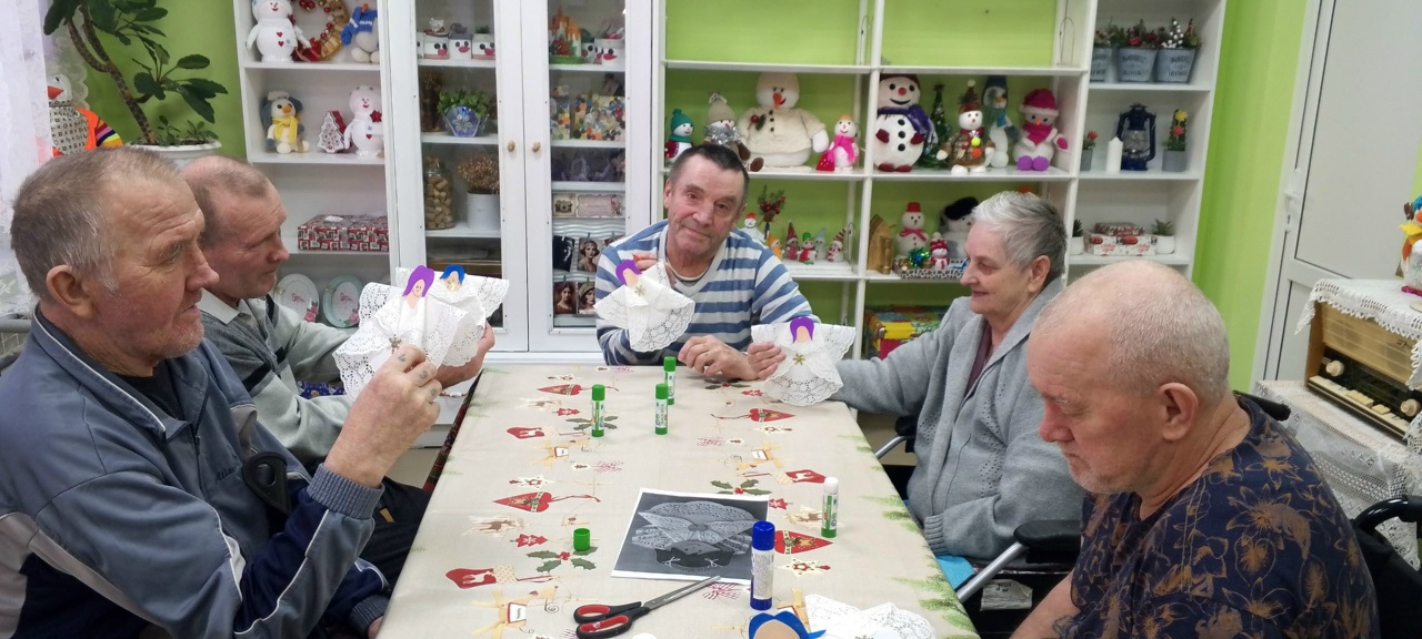 В стационарном отделении для граждан пожилого возраста и инвалидов состоялся мастер‑класс «Снежный ангел».