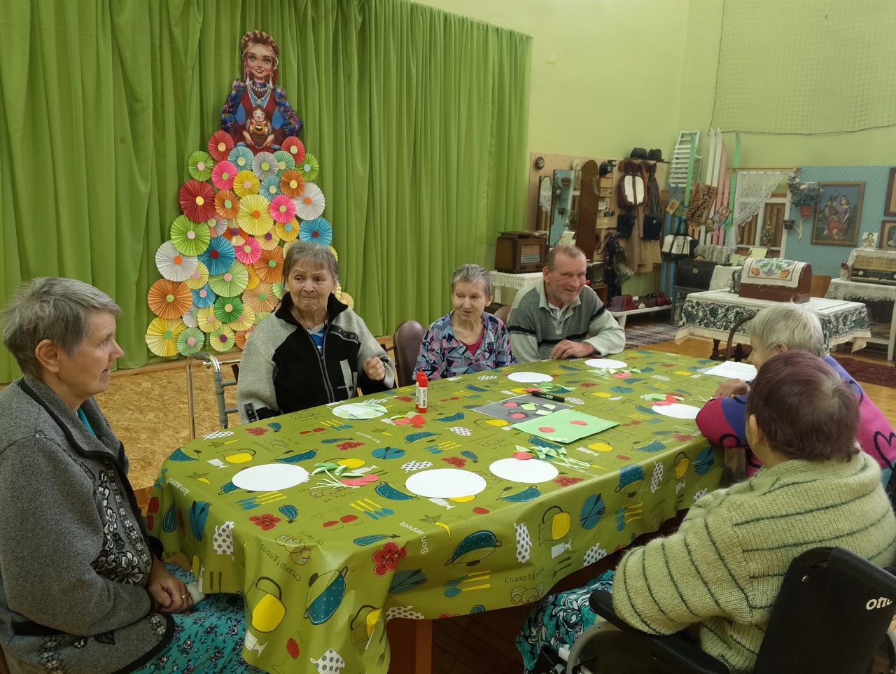 Сегодня в стационарном отделении для граждан пожилого возраста и инвалидов прошло занятие по аппликации "Клубничная поляна"