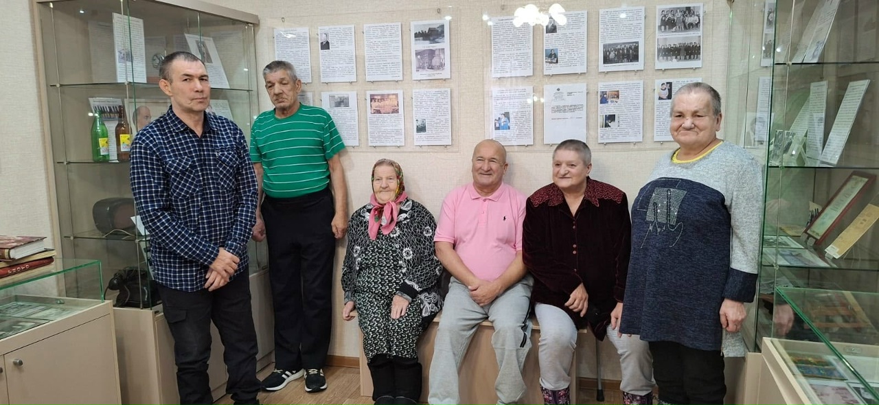 Получатели социальных услуг стационарного отделения, окунулись в атмосферу прошлого, посетив выставку "90 историй в истории района", посвященную знаменательной дате – 90-летию со дня образования Тарногского муниципального округа.