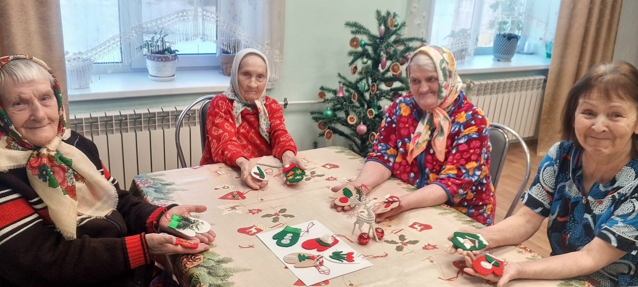 В стационарном отделении для граждан пожилого возраста и инвалидов состоялся мастер‑класс по изготовлению рукавичек из фетра.