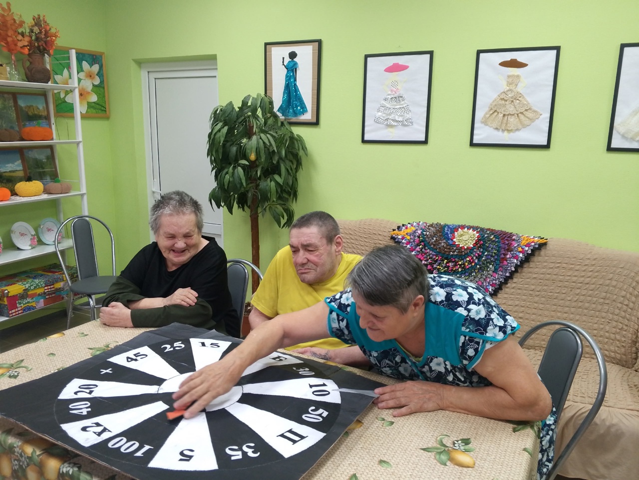 В стационарном отделении для граждан пожилого возраста и инвалидов состоялось игровое мероприятие «Поле Чудес» на тему:«Пожар, его причины и последствия»