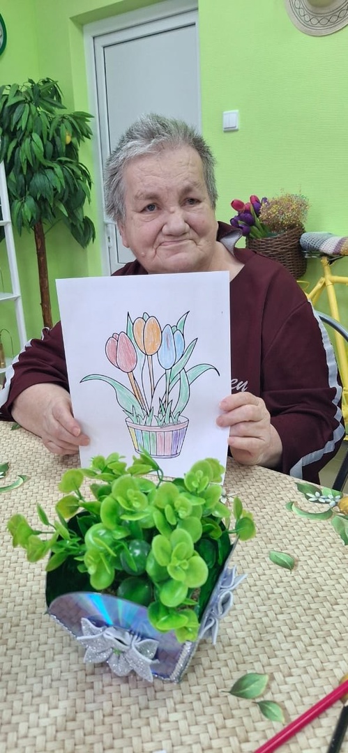В стационарном отделении для граждан пожилого возраста и инвалидов прошло занятие по рисованию цветными карандашами 