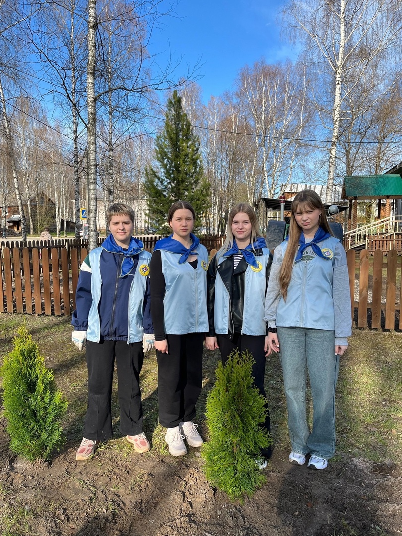 13 мая 2025 года волонтёры отряда "Юность" БУ СО ВО "КЦСОН Тарногского района" приняли участие в акции по посадке деревьев на Аллее Памяти