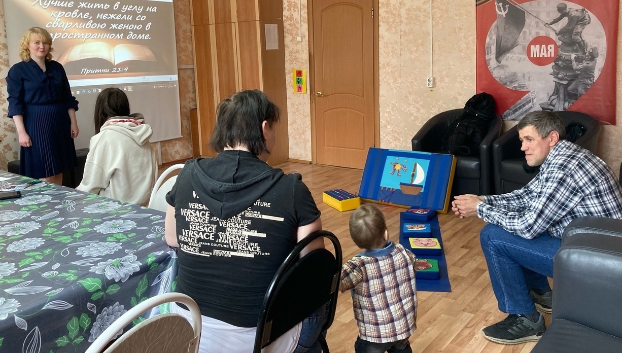 В отделении социального сопровождения замещающих семей, выпускников всех форм попечения прошло заседание клуба выходного дня «В помощь выпускнику – Ориентир», посвященное Международному дню семьи.