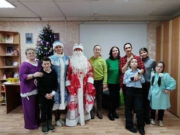 Накануне Нового года к детям, посещающим кружок в социально-реабилитационном отделении, пришли в гости Дед Мороз и Снегурочка